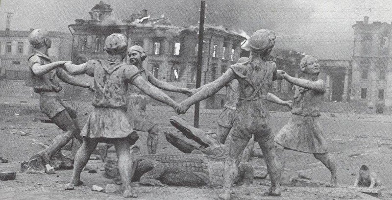 Вокруг кого водят хоровод дети на фонтане, уцелевшем в городе после Сталинградской битвы?